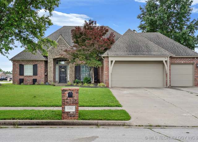 Property at 1202 W 117th Pl S, Jenks, OK 74037, 4 beds, 2 baths