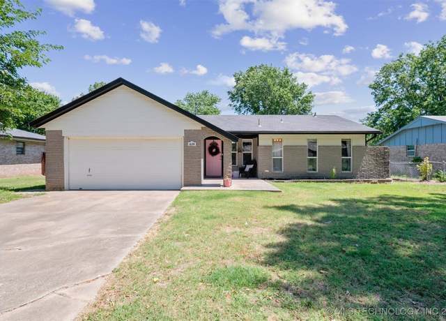 Property at 620 E Center St, Collinsville, OK 74021, 3 beds, 1.5 baths
