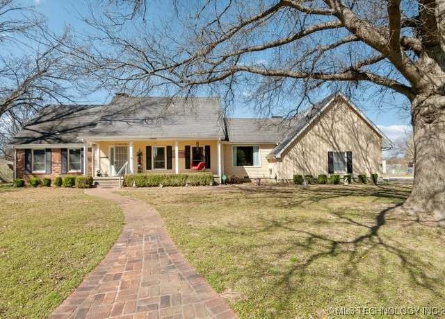 Property at 108 S Bettes Ave, Wagoner, OK 74467, 4 beds, 3 baths