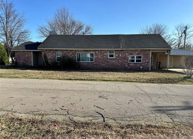 Property at 300 W 1st Ave, Bristow, OK 74010, 3 beds, 1.5 baths