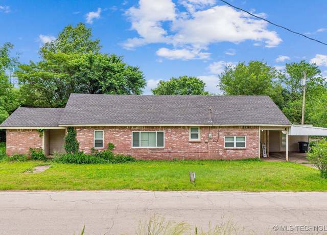 Property at 300 W 1st Ave, Bristow, OK 74010, 3 beds, 1.5 baths