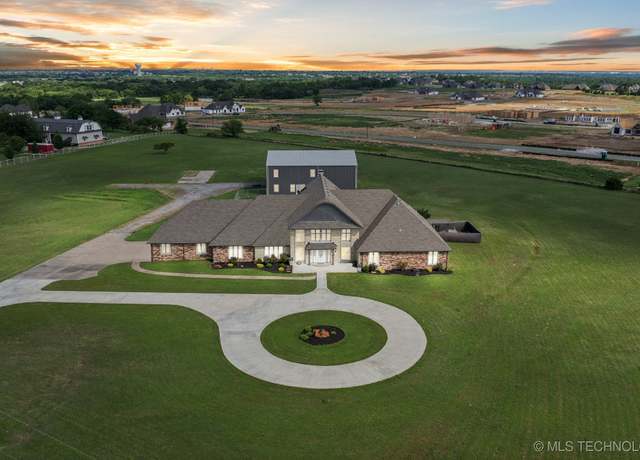 Property at 8120 E 112th St, Owasso, OK 74055, 5 beds, 4.5 baths