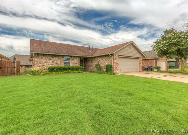 Property at 1074 E 133rd St, Glenpool, OK 74033, 3 beds, 2.5 baths