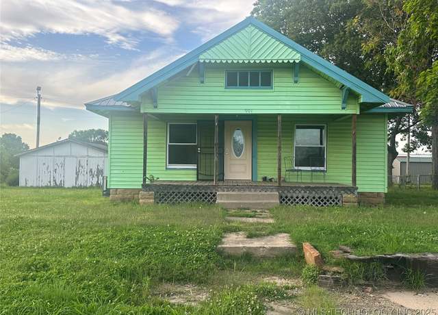 Property at 901 E 9th St, Okmulgee, OK 74447, 2 beds, 1 bath