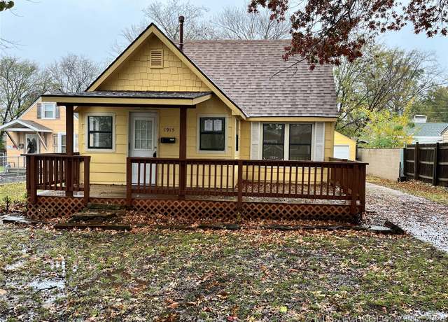 Property at 1915 S Dewey Ave, Bartlesville, OK 74003, 3 beds, 1.5 baths