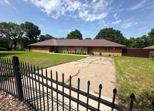 Property at 911 Sunset, Wewoka, OK 74884, 3 beds, 2.5 baths