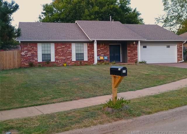 Property at 804 W Glendale St, Broken Arrow, OK 74011, 3 beds, 2 baths
