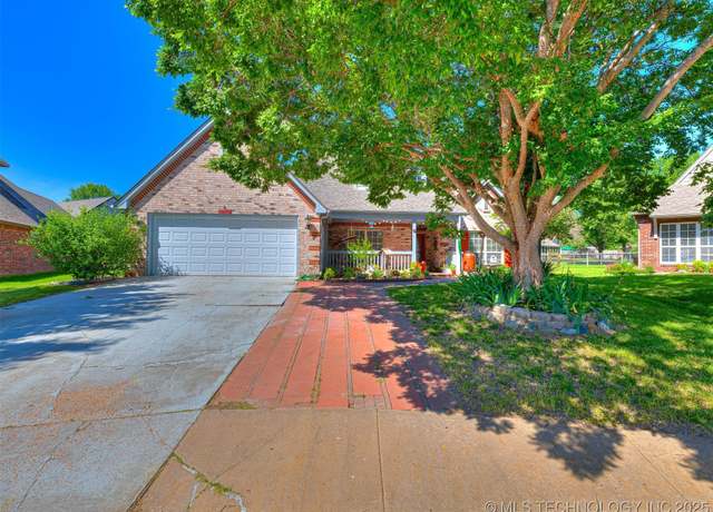 Property at 8704 N 140th East Ct, Owasso, OK 74055, 4 beds, 3 baths