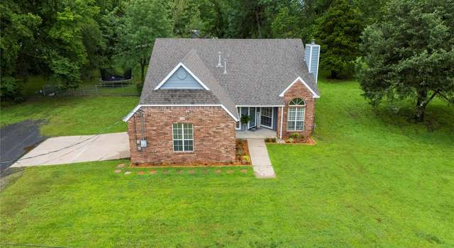 Photo of 704 NE 3rd St, Wagoner, OK 74467
