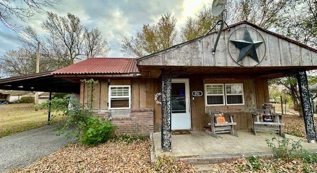 Photo of 253 W 1st Ave, Welch, OK 74369