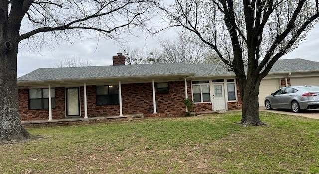 Photo of 201 E Choctaw St, Henryetta, OK 74437