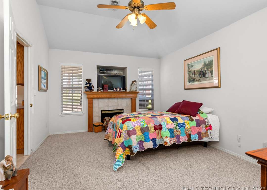 12180 Skyline Dr, Collinsville, OK 74021