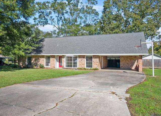 Property at 20385 Iowa St, Livingston, LA 70754, 4 beds, 3 baths