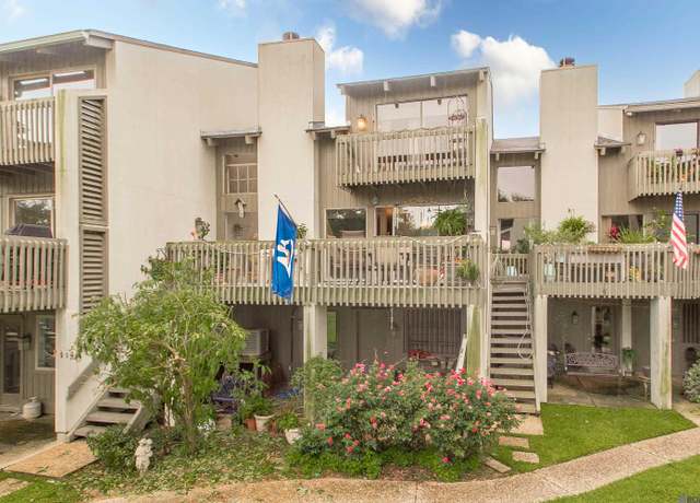 Property at 104 Tchefuncte Oaks Dr, Mandeville, LA 70471, 3 beds, 2 baths