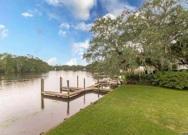 Property at 104 Tchefuncte Oaks Dr, Mandeville, LA 70471, 3 beds, 2 baths