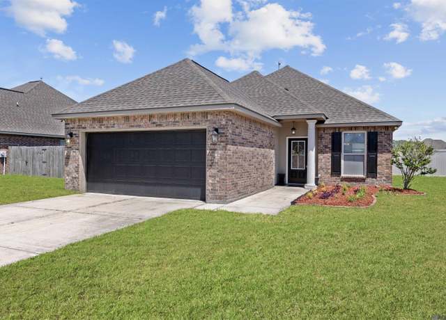 Property at 102 Caddo Ct, Lafayette, LA 70506, 3 beds, 2 baths