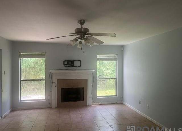 Property at 23904 Springhill Dr, Denham Springs, LA 70726, 4 beds, 2.5 baths
