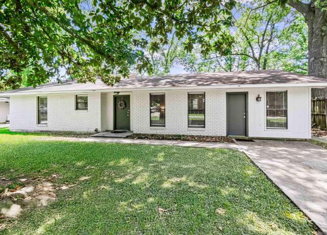 Property at 8444 S Essen Heights Ct, Saint George, LA 70809, 3 beds, 2.5 baths