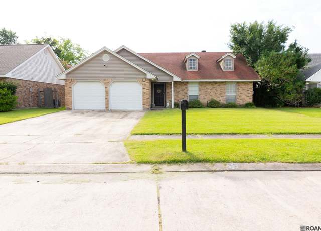 Property at 2104 Greenwood Dr, Laplace, LA 70068, 3 beds, 2 baths