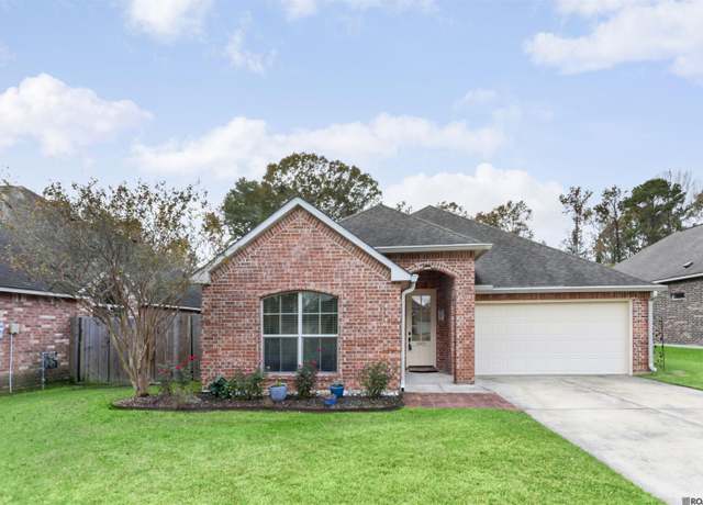 Property at 10422 Montrachet Dr, Saint George, LA 70817, 3 beds, 2 baths