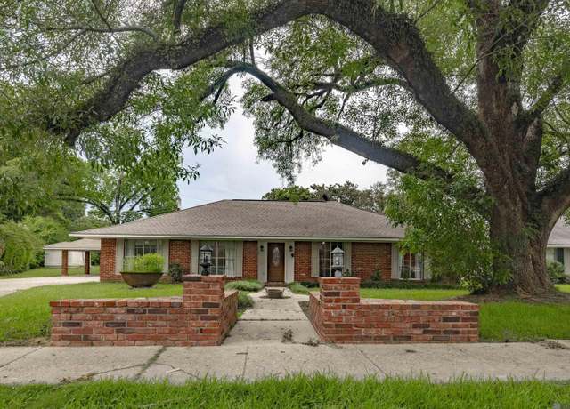 Property at 3616 S Lakeshore Ave, Baton Rouge, LA 70810, 4 beds, 2.5 baths