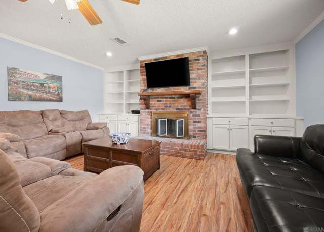 Property at 14162 Forest Glen Ln, Walker, LA 70785, 4 beds, 2 baths