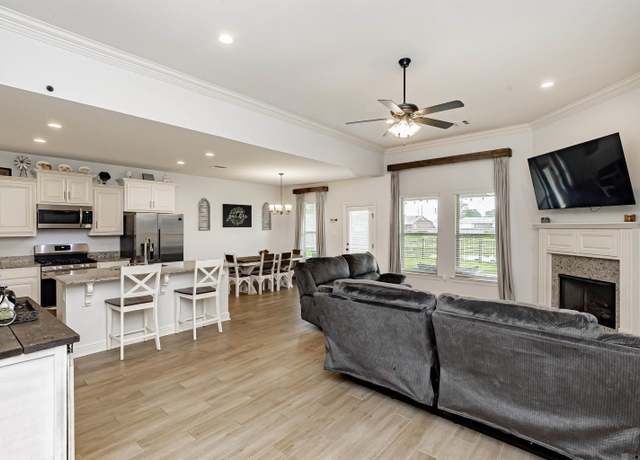 Property at 40256 Maddie Dr, Prairieville, LA 70769, 4 beds, 2 baths