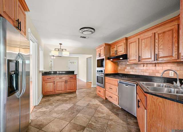 Property at 289 East Dr, Baton Rouge, LA 70806, 2 beds, 2 baths