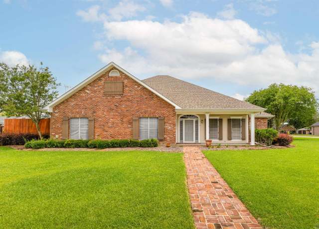 Property at 401 Rosedown Dr, Thibodaux, LA 70301, 4 beds, 3 baths