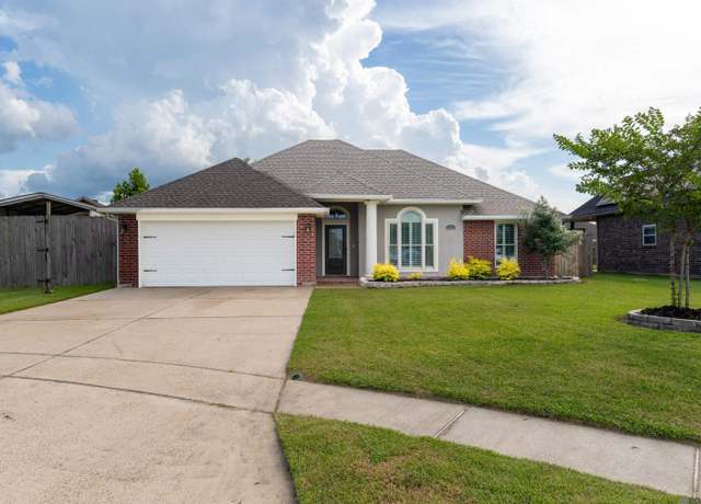 Property at 123 Chartres Ct, Laplace, LA 70068, 3 beds, 2 baths