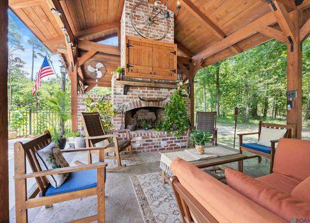 Property at 19895 La-442 Hwy, Walker, LA 70785, 4 beds, 2 baths