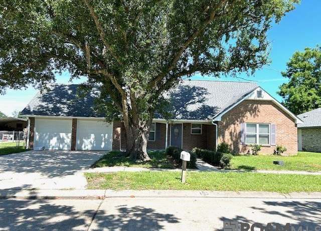 Property at 51 Country Club Dr, Laplace, LA 70068, 4 beds, 2.5 baths
