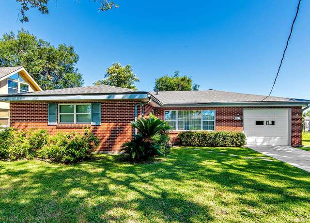 Property at 207 Broadmoor Ave, Houma, LA 70364, 3 beds, 2 baths