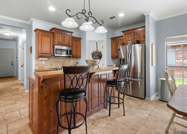 Property at 38209 Shelby Dr, Denham Springs, LA 70706, 3 beds, 2 baths