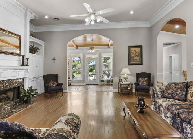 Property at 13422 Wood Creek Dr, Baton Rouge, LA 70818, 3 beds, 2.5 baths