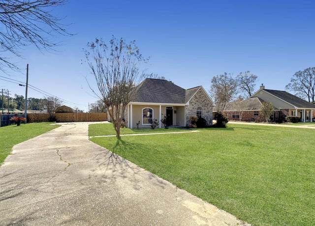 Property at 7994 Denham Chase Ave, Denham Springs, LA 70726, 3 beds, 2 baths