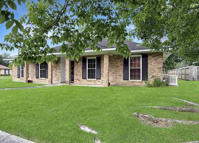 Property at 333 Eileen Dr, Baton Rouge, LA 70815, 4 beds, 2.5 baths