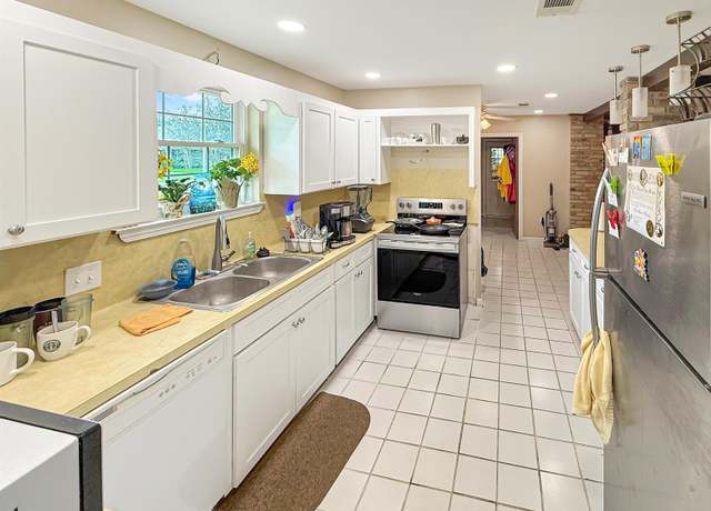 Property at 333 Eileen Dr, Baton Rouge, LA 70815, 4 beds, 2.5 baths