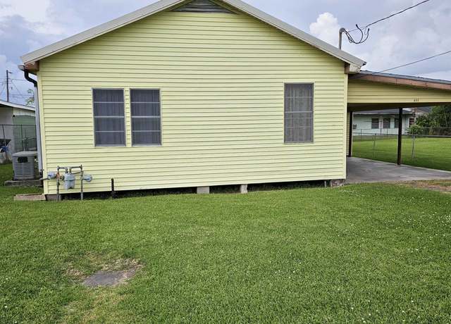 Property at 611 Willow St, Thibodaux, LA 70301, 4 beds, 2 baths