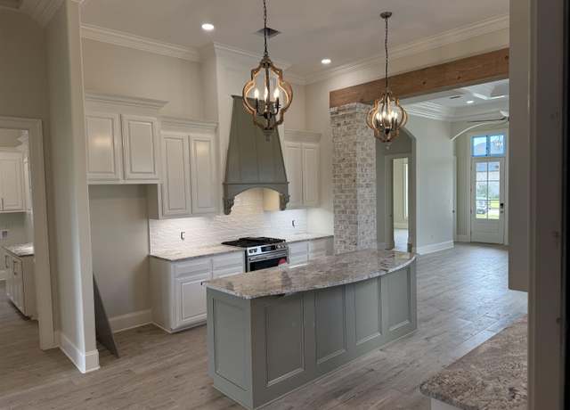 Property at 527 Independence Dr, Houma, LA 70360, 3 beds, 2 baths