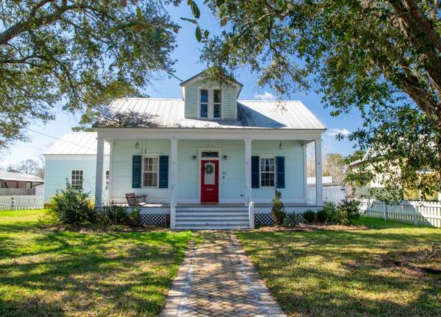 Property at 65 Main St, Franklin, LA 70538, 4 beds, 3 baths