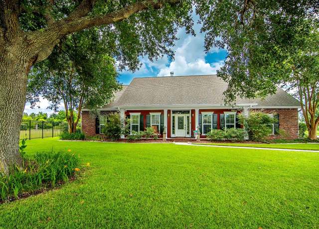 Property at 200 Nottoway Dr, Houma, LA 70360, 3 beds, 2.5 baths