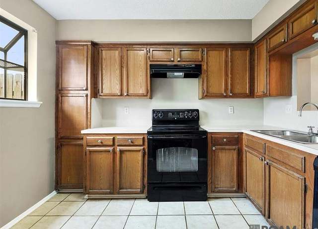 Property at 830 Meadow Glen Ave Unit C, Zachary, LA 70791, 2 beds, 2.5 baths