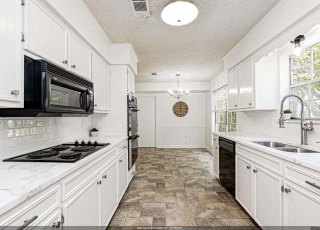 Property at 912 N Coventry Dr, Baton Rouge, LA 70808, 4 beds, 2 baths