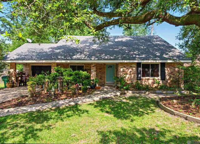 Property at 135 Shannon Dr, Mandeville, LA 70448, 4 beds, 2 baths