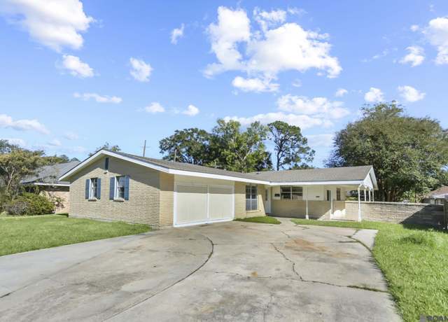 Property at 1565 S Woodhaven Dr, Baton Rouge, LA 70815, 3 beds, 2 baths