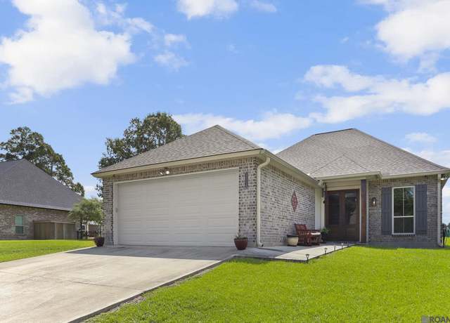 Property at 13114 Cedar Pointe Dr, St Francisville, LA 70775, 3 beds, 2 baths