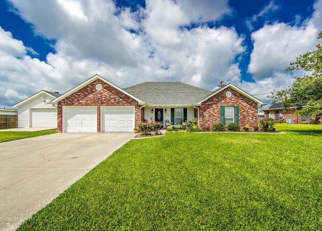 Property at 102 Cottonwood Dr, Houma, LA 70360, 3 beds, 2 baths
