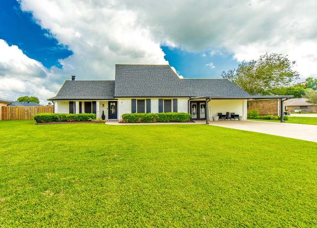 Property at 9 Summerfield Dr, Houma, LA 70360, 4 beds, 2.5 baths