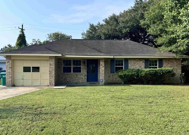 Property at 917 Montgomery Ave, Denham Springs, LA 70726, 3 beds, 2 baths